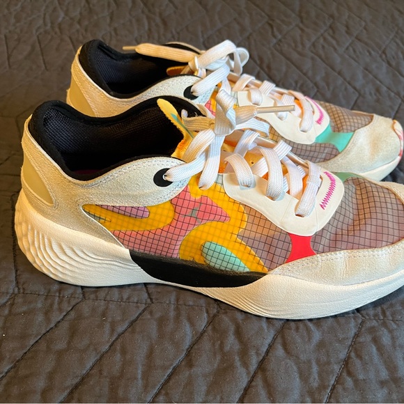 Jordan’s with cool color way EUC - Picture 3 of 13